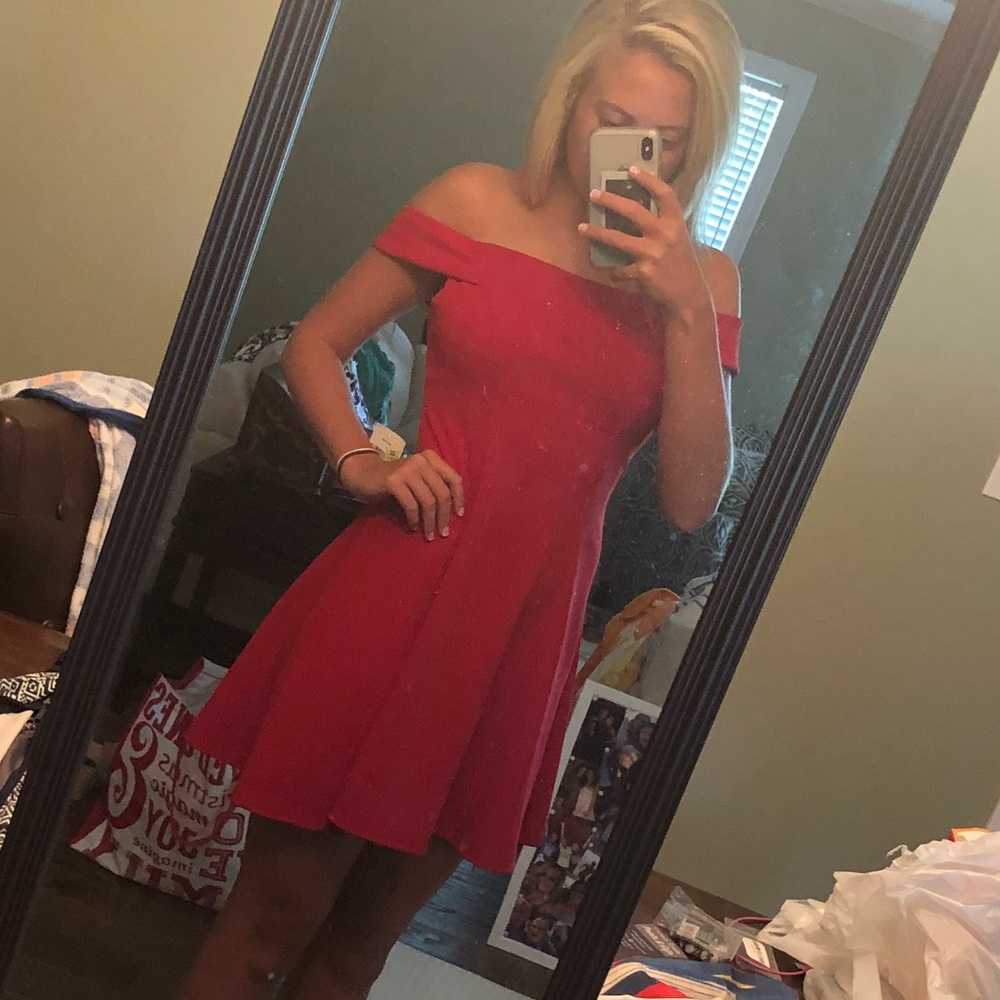RED DRESS - Picture 2 of 5